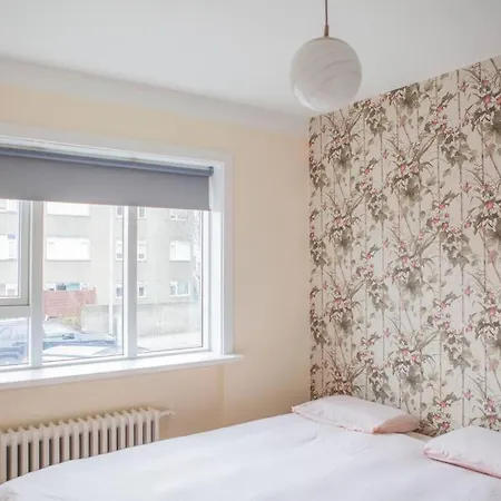 Family-friendly Close To Downtown With Private Parking! Апартаменты *