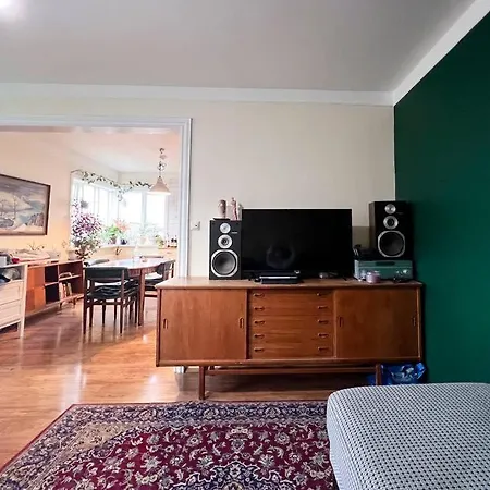 Family-friendly Close To Downtown With Private Parking! Апартаменты